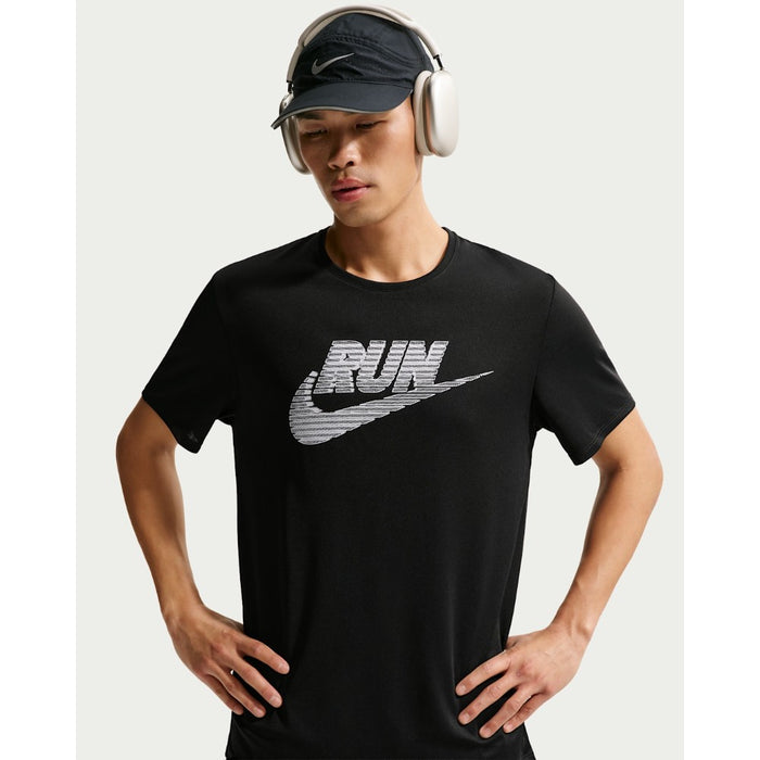 【ネコポス送料無料】ナイキNIKEランニングシャツメンズナイキマイラーDri-FITUVプロテクションショートスリーブランニングトップIF9476-010