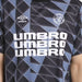 【ネコポス送料無料】アンブロumbroTHETHIRDbyUMBROグラフィックプラクティスシャツUF5SHS50Mサッカーフットサルプラシャツ半袖練習着メンズ